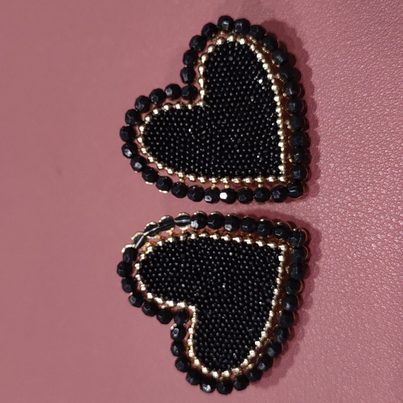 Jewelry - Black Heart Stuff Earrings 🔵